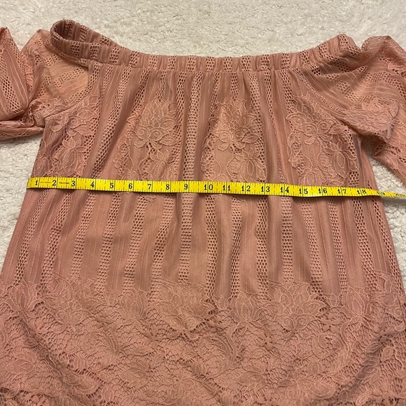 Arizona Over the Shoulder Lace Blouse - Picture 2 of 8